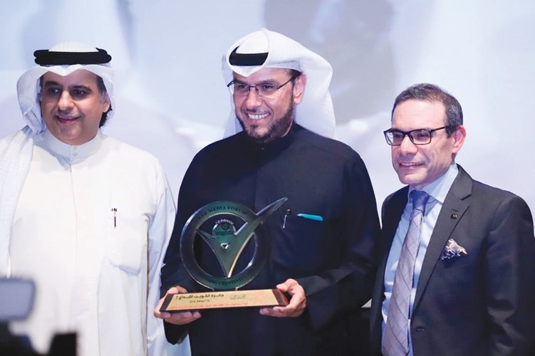 جائزة الإبداع في العلاقات العامة للخطوط الجوية الكويتية وتسلمها مدير العلاقات العامة والإعلام فايز العنزي﻿