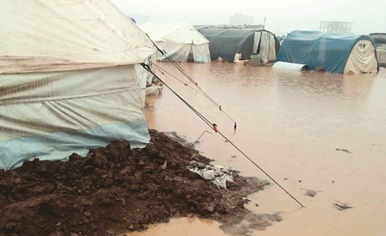 مياه الامطار والسيول تداهم خيام النازحين البدائية في الشمال السوري ﻿