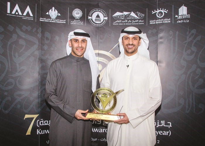 أحمد الأمير وحمد الوزان مع الجائزة