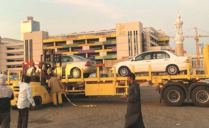 جانب من رفع السيارات المهملة