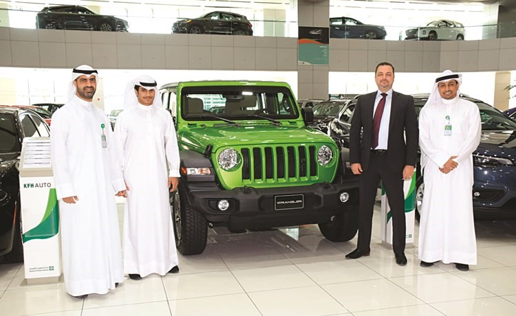 تسليم الجائزة لبدر السعيدي في معرض KFH Auto