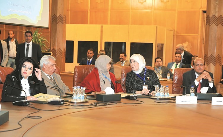 كوثر الجوعان مع عدد من المتحدثين في المؤتمر