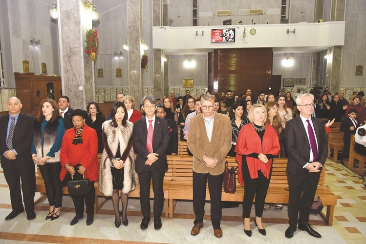 عدد من الديبلوماسيين أثناء تأدية الترانيم الميلادية