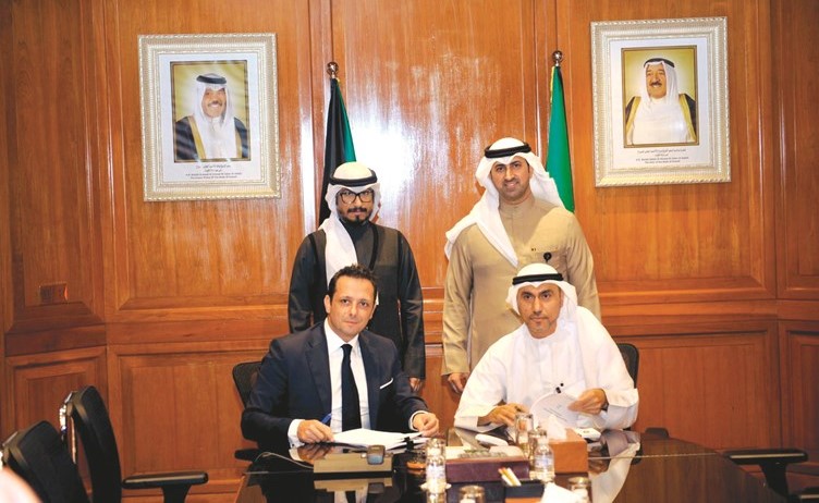 الشيخ د.نمر الصباح وم.خالد الديين وفاضل عباس وميركو روبيس خلال توقيع العقد