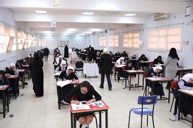 الطالبات خلال تأدية الاختبارات في اليوم الأول بثانوية الجزائر 	(زين علام - قاسم باشا - أحمد علي)