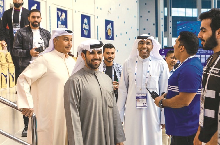 الشيخ فهد الناصر خلال جولته في مجمع سمو الشيخ ناصر المحمد للألعاب المائية