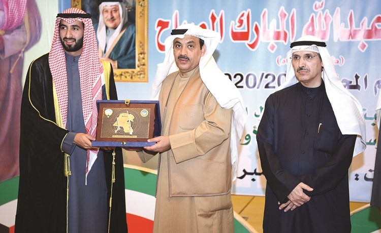 درع تذكارية من دعيج العتيبي الى الشيخ عبدالله خالد الأحمد