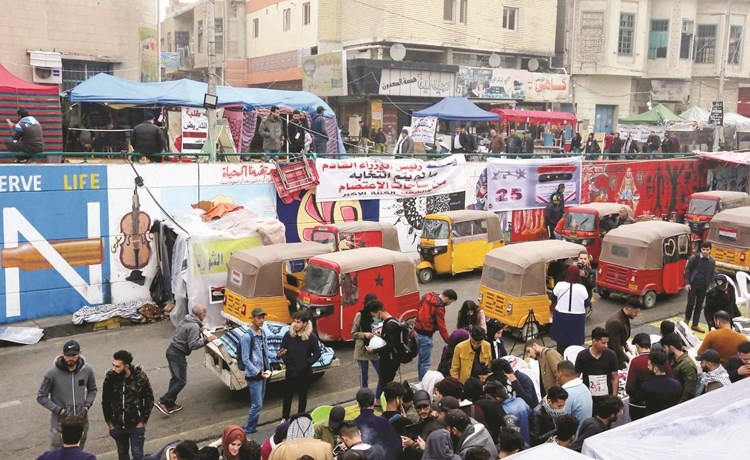 عراقيون يتجمعون للتظاهر ضد الحكومة في ساحة التحرير	(أ.ف.پ)