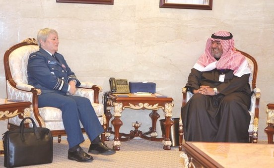 الشيخ ثامر العلي مستقبلا آمر كلية دفاع حلف الناتو الفريق ركن كريس وايت