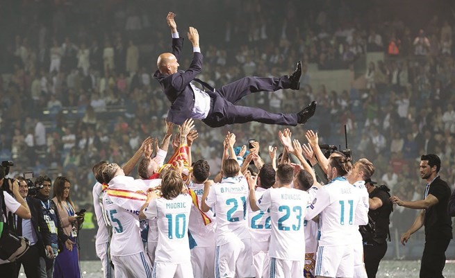 235558-لاعبو-ريال-مدريد-يحملون-زيدان-بعد-الفوز-بلقب-دورى-أبطال-أوروبا