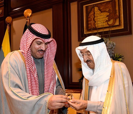 صاحب السمو الأمير الشيخ صباح الأحمد يتسلم من محافظ البنك المركزي د.محمد الهاشل "المسكوكة" الذهبية