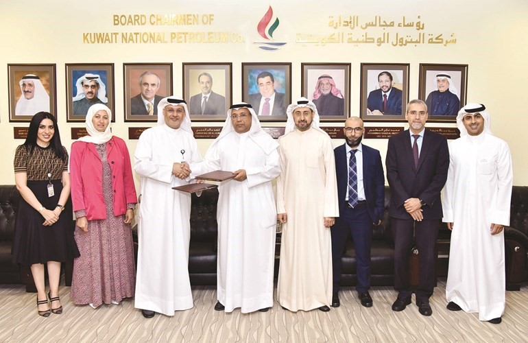 لقطة تذكارية خلال توقيع التفاقية