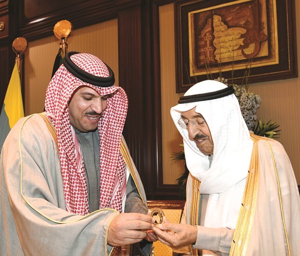 صاحب السمو الأمير لدى تسلمه المسكوكة من د.محمد الهاشل