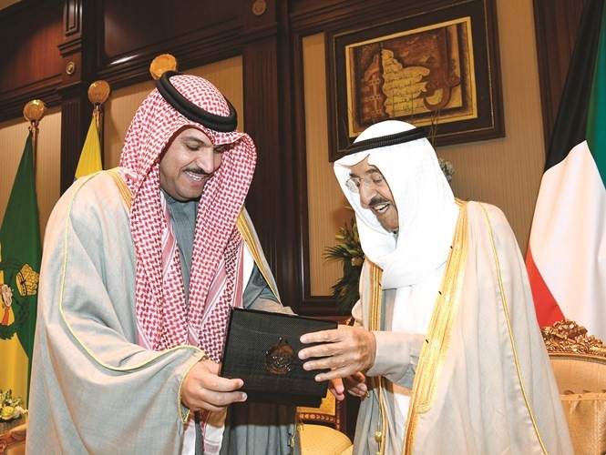 صاحب السمو الأمير الشيخ صباح الأحمد يتسلم من محافظ البنك المركزي د.محمد الهاشل المسكوكة التذكارية