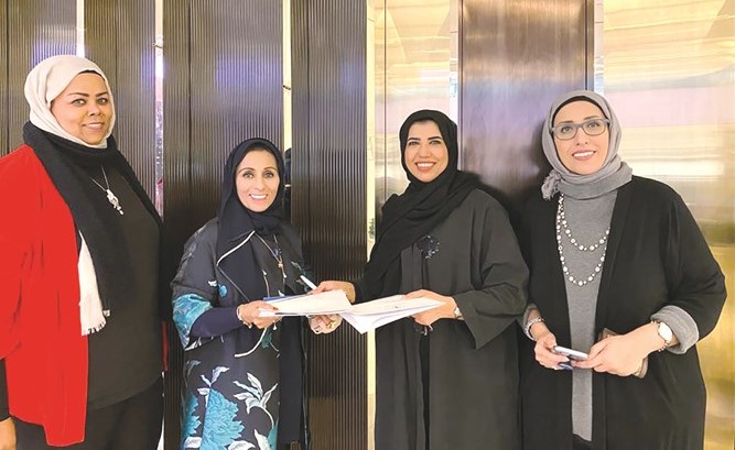 هناء الخميس وأمل الشملان وعبير التجلي وعبير العجيل خلال توقيع الاتفاقية