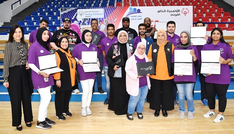 رحاب بورسلي مكرمة فريق المتطوعين في تنظيم فعاليات البرنامج الثاني لذوي الاعاقة الذهنية