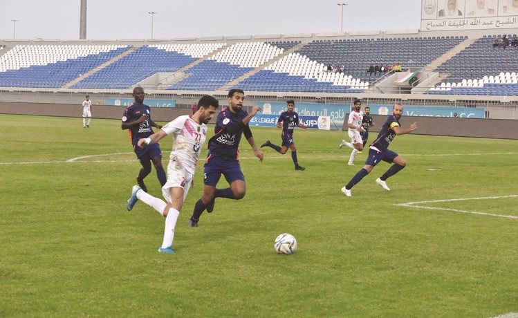 يعقوب الطراروة منطلقا بالكرة بمراقبة لاعبي اليرموك (ريليش كومار)