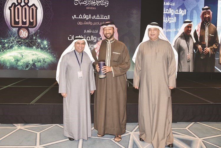 وتكريم احد المشاركين