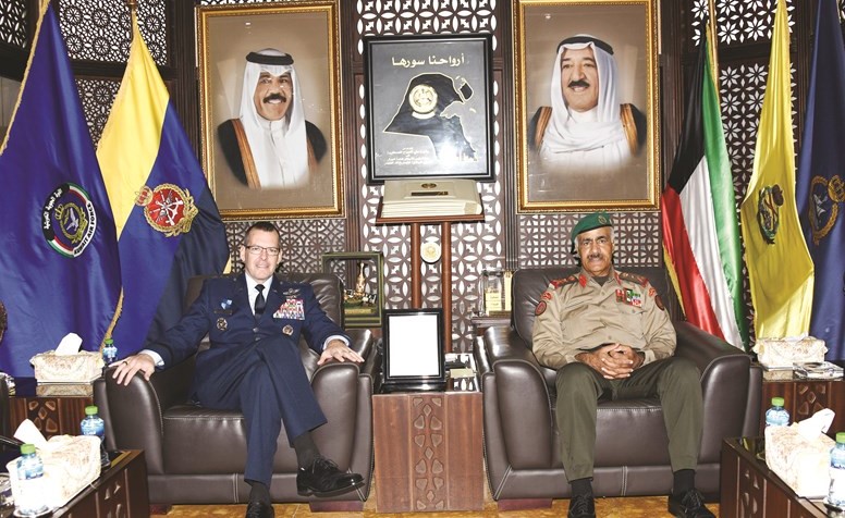 الفريق الركن محمد الخضر مستقبلا الفريق سكوت كيندزفيتر