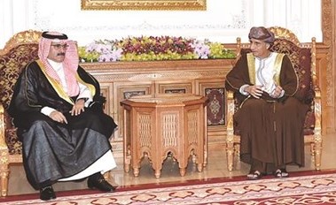 نائب رئيس الوزراء العماني مستقبلا الشيخ مبارك الدعيج