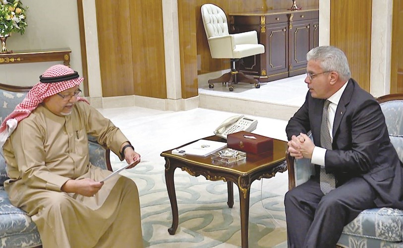 الشيخ علي الجراح يتسلم رسالة رئيس دولة فلسطين لصاحب السمو الأمير