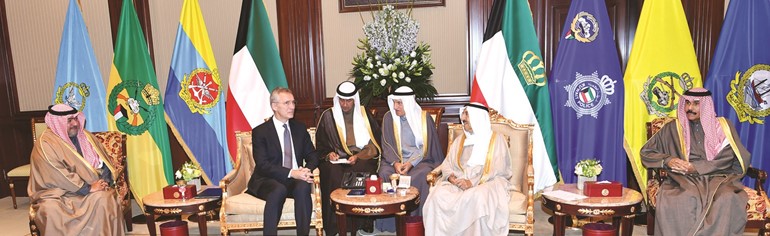 صاحب السمو الأمير الشيخ صباح الأحمد وسمو ولي العهد الشيخ نواف الأحمد خلال استقبال أمين عام حلف ناتو ينس ستولتنبرغ بحضور الشيخ ثامر العلي