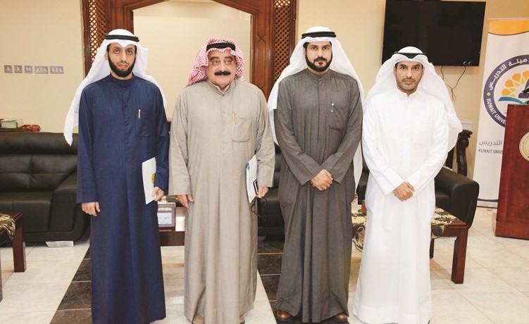 مطيع العجمي ود.ابراهيم الحمود ود.يوسف العنزي ود.أنور الشريعان عقب المؤتمر الصحافي المشترك