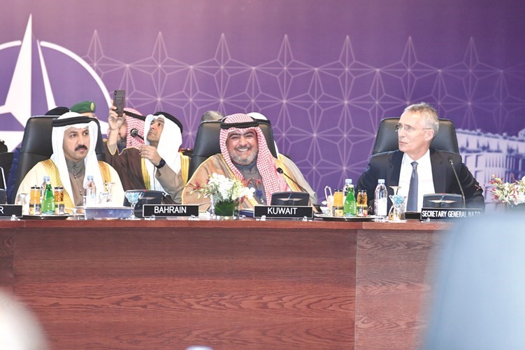 الشيخ ثامر العلي والشيخ د.عبدالله الخليفة وينس ستولتنبيرغ خلال الاجتماع