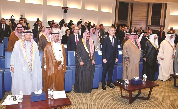 الشيخ ثامر العلي وأمين عام الناتو ينس ستولتنبيرغ ونائب وزير الخارجية خالد الجارالله ود.عبداللطيف الزياني والشيخ عبدالله الخليفة يتقدمون الحضور