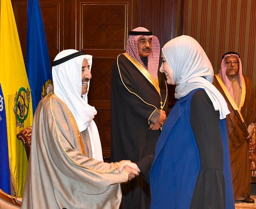 صاحب السمو الأمير الشيخ صباح الأحمد خلال استقبال سموه الوزيرة مريم العقيل 