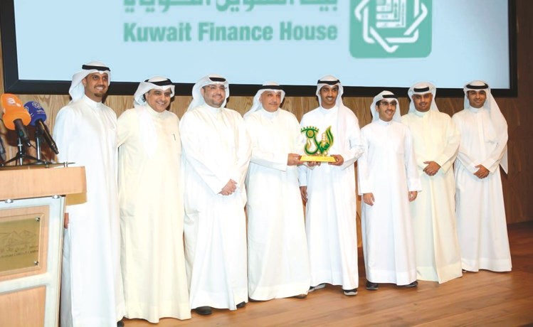 يوسف الرويح وفريق بيتك التطوعي خلال تسلم الجائزة﻿