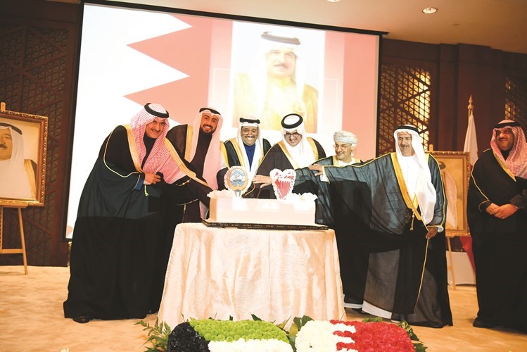الشيخ د.باسل الصباح وضاري العجران والسفير السعودي الأمير سلطان بن سعد والقائم بالأعمال البحريني محمد السبت خلال قطع كيكة الاحتفال (أحمد علي)