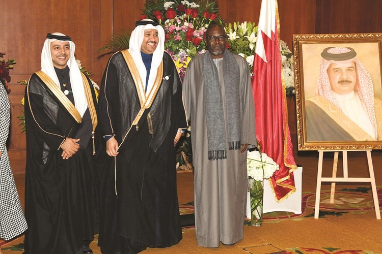 عميد السلك الديبلوماسي عبدالأحد إمباكي يبارك