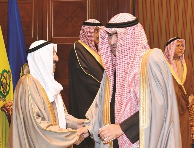 صاحب السمو مصافحا خالد الروضان