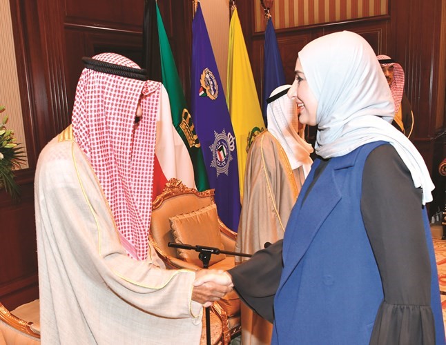 سمو ولي العهد الشيخ نواف الأحمد مصافحا مريم العقيل