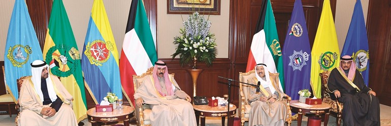 صاحب السمو الأمير الشيخ صباح الأحمد ملقيا كلمته بحضور سمو ولي العهد الشيخ نواف الأحمد وسمو رئيس مجلس الوزراء الشيخ صباح الخالد والشيخ أحمد المنصور