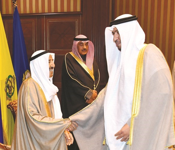 صاحب السمو الأمير الشيخ صباح الأحمد مصافحا المستشار د.فهد العفاسي