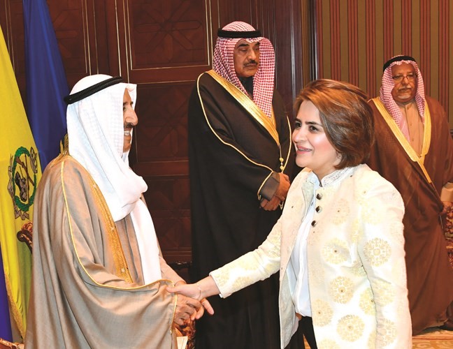 صاحب السمو الأمير الشيخ صباح الأحمد مصافحا د.غدير أسيري