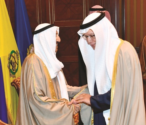 صاحب السمو الأمير الشيخ صباح الأحمد مصافحا مبارك الحريص