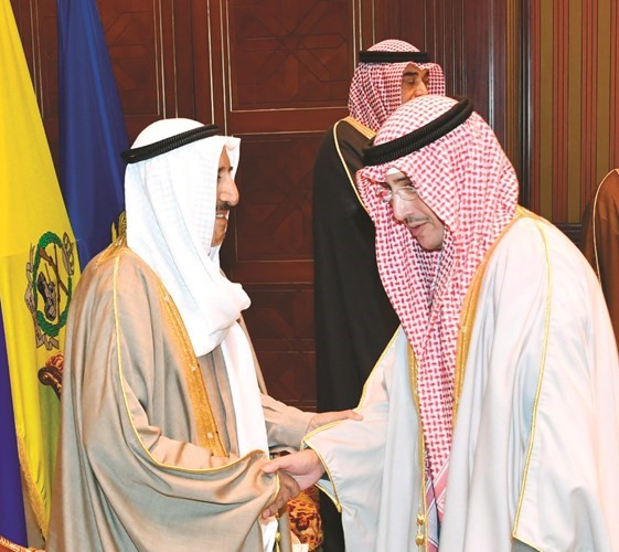 صاحب السمو مصافحا الشيخ د.أحمد ناصر المحمد