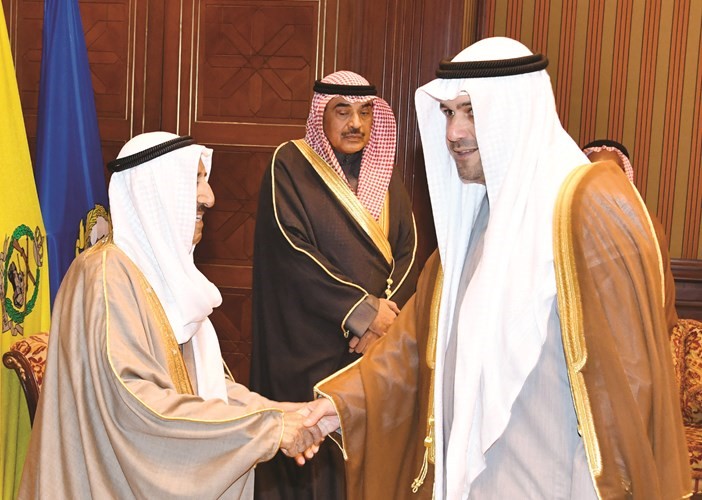 صاحب السمو مصافحا أنس الصالح