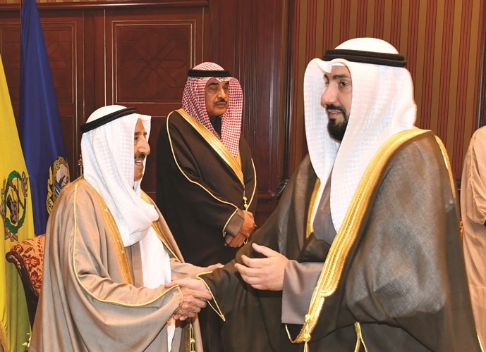 صاحب السمو الأمير الشيخ صباح الأحمد مصافحا الشيخ د.باسل الصباح