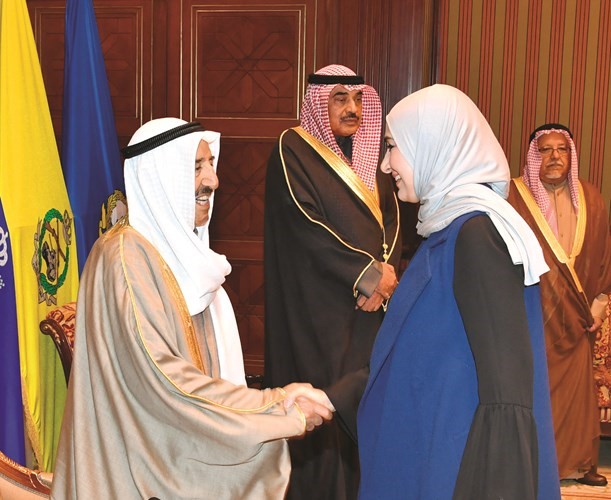 صاحب السمو الأمير الشيخ صباح الأحمد مصافحا مريم العقيل