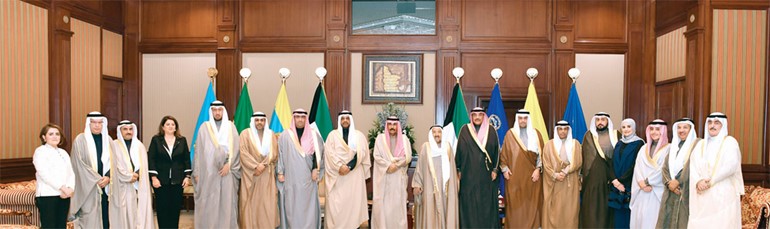 صاحب السمو الأمير الشيخ صباح الأحمد وسمو ولي العهد الشيخ نواف الأحمد في صورة تذكارية مع سمو رئيس مجلس الوزراء الشيخ صباح الخالد وأعضاء الحكومة الجديدة ويبدو أمين عام مجلس الوزراء عبداللطيف الروضان