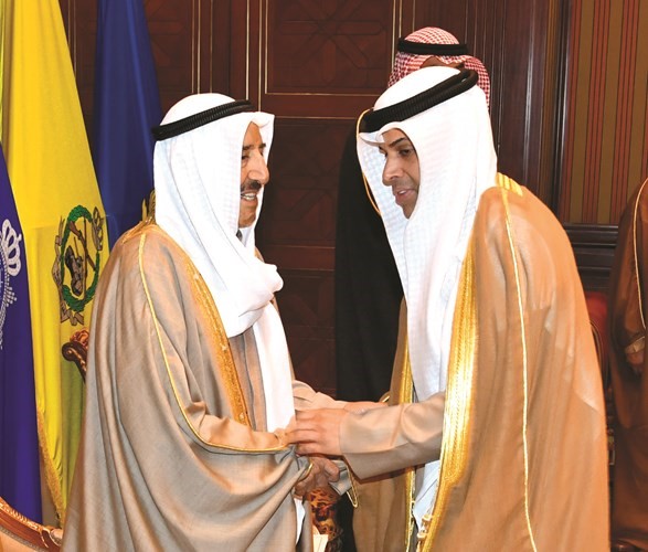صاحب السمو الأمير الشيخ صباح الأحمد مصافحا د.خالد الفاضل