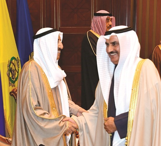 صاحب السمو الأمير الشيخ صباح الأحمد مصافحا د.سعود الحربي