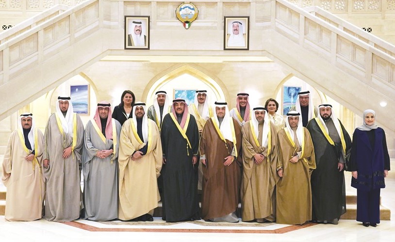 سمو الشيخ صباح الخالد وأعضاء مجلس الوزراء في صورة تذكارية على هامش أول اجتماع للحكومة الجديدة