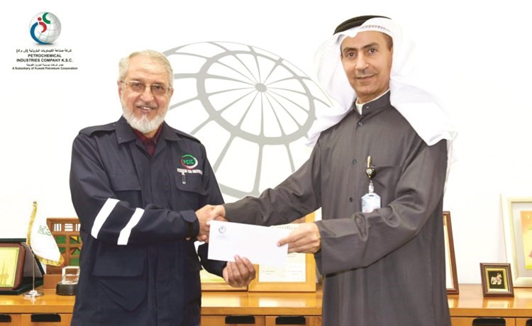 داود العميري خلال تقديمه الدعم إلى م. فاضل العلي