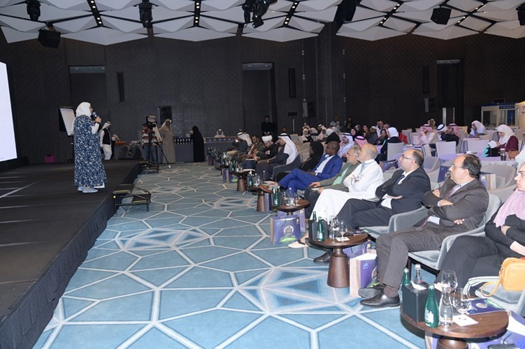 معالي العسعوسي تستعرض تجربتها الانسانية1