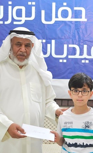 الخميس يوزع الكفالة لأحد الأيتام داخل الكويت